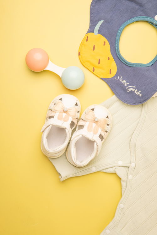 嬰童用品攝影美學(xué) 兒童鞋、玩具與圍兜的視覺敘事